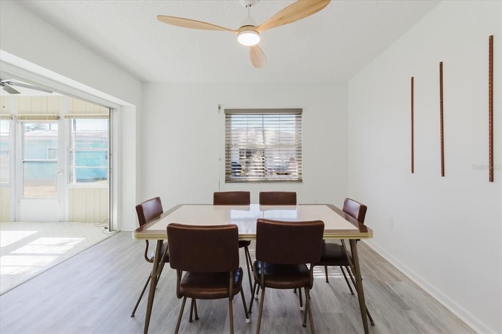 合同活跃: $196,000 (2 贝兹, 2 浴室, 1125 平方英尺)