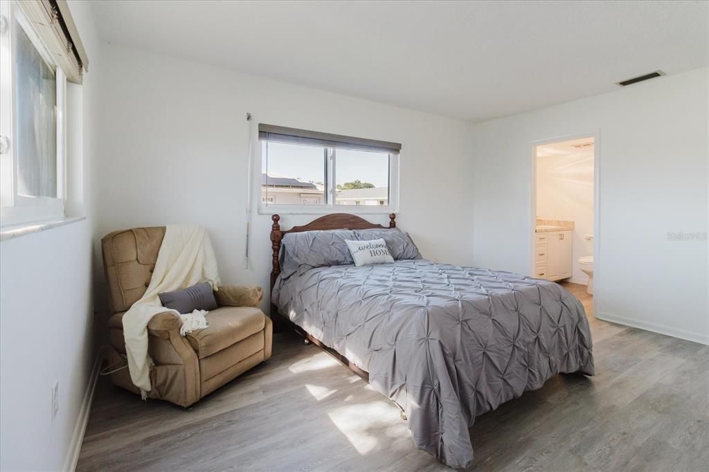 合同活跃: $196,000 (2 贝兹, 2 浴室, 1125 平方英尺)