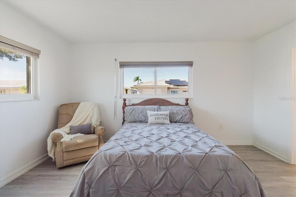 合同活跃: $196,000 (2 贝兹, 2 浴室, 1125 平方英尺)