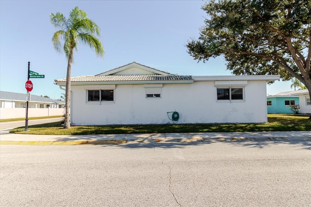 合同活跃: $196,000 (2 贝兹, 2 浴室, 1125 平方英尺)