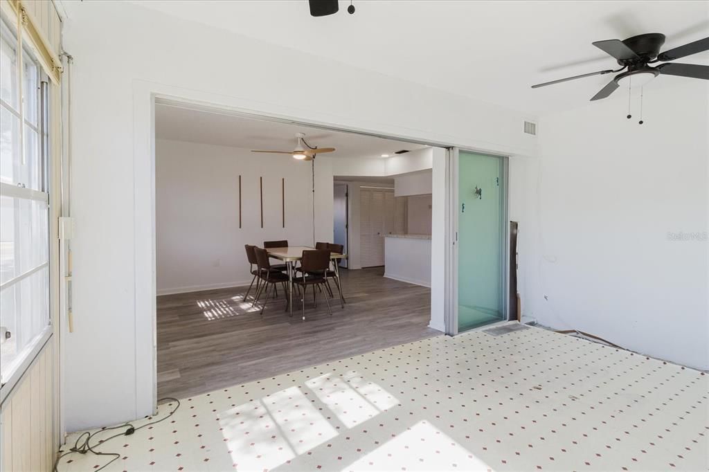 合同活跃: $196,000 (2 贝兹, 2 浴室, 1125 平方英尺)