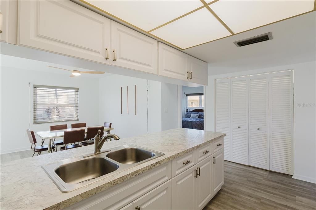 合同活跃: $196,000 (2 贝兹, 2 浴室, 1125 平方英尺)