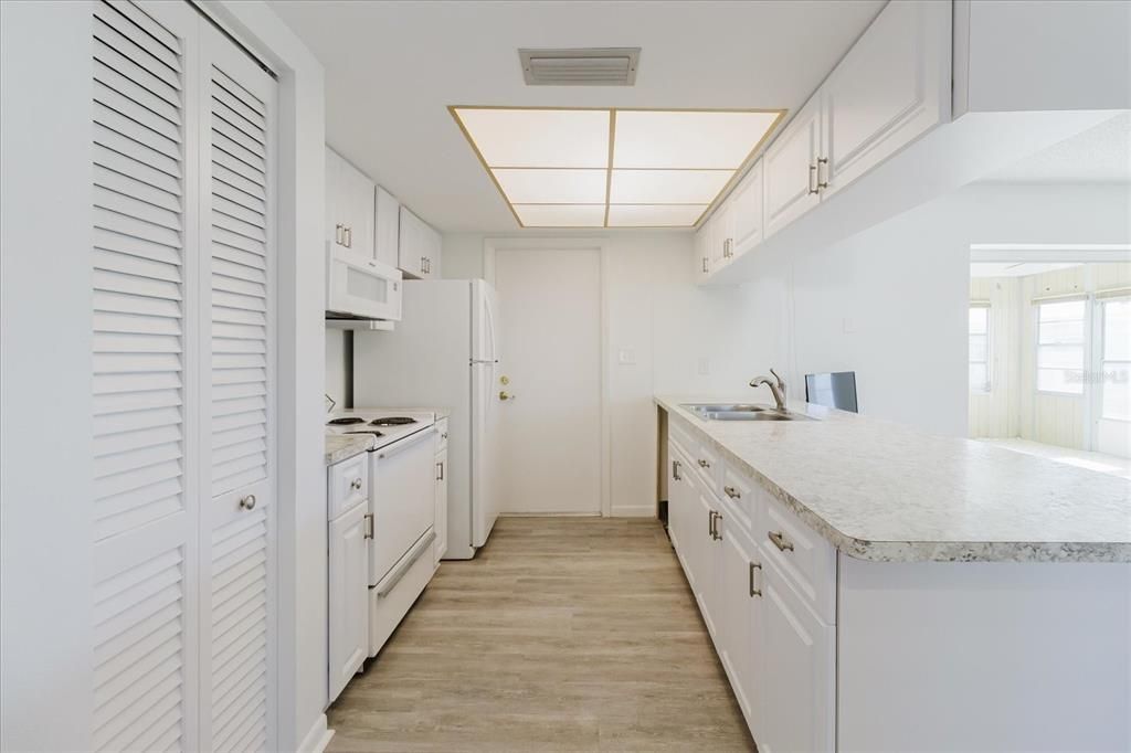 合同活跃: $196,000 (2 贝兹, 2 浴室, 1125 平方英尺)