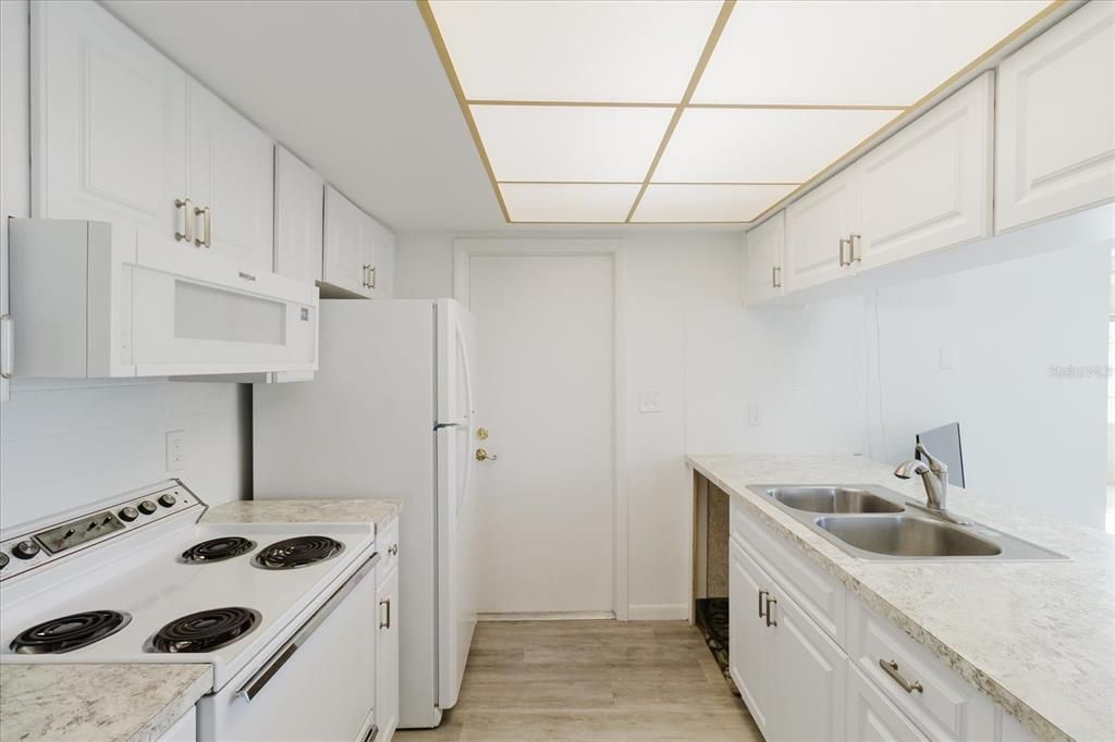 合同活跃: $196,000 (2 贝兹, 2 浴室, 1125 平方英尺)