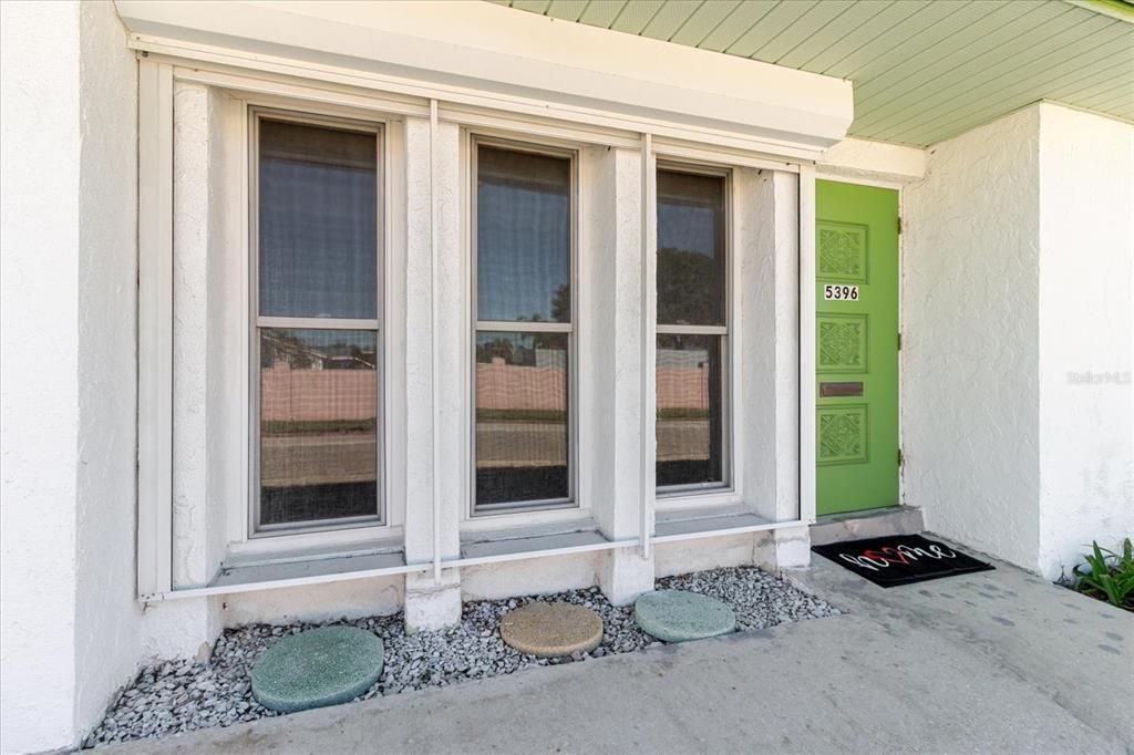 合同活跃: $196,000 (2 贝兹, 2 浴室, 1125 平方英尺)