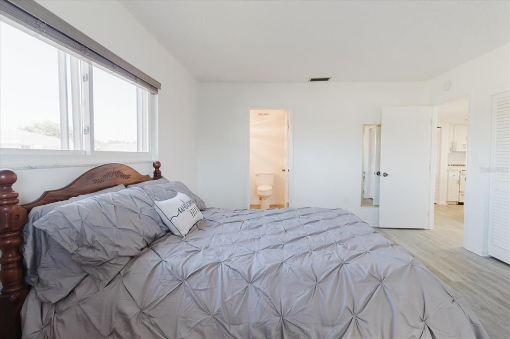 合同活跃: $196,000 (2 贝兹, 2 浴室, 1125 平方英尺)