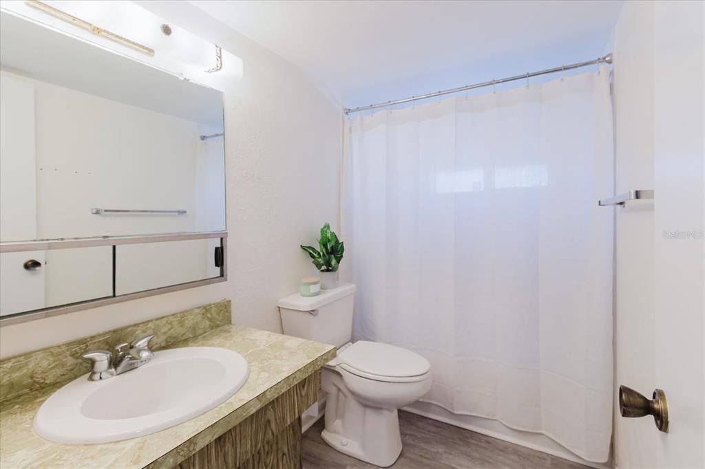 合同活跃: $196,000 (2 贝兹, 2 浴室, 1125 平方英尺)