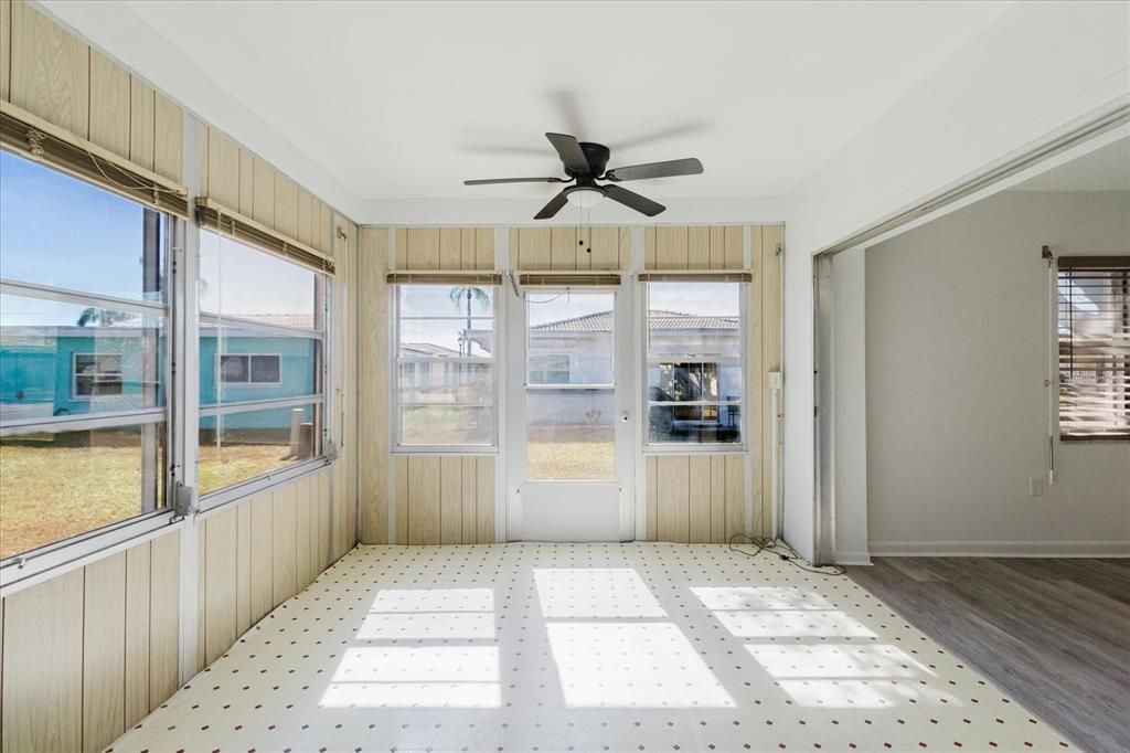 合同活跃: $196,000 (2 贝兹, 2 浴室, 1125 平方英尺)