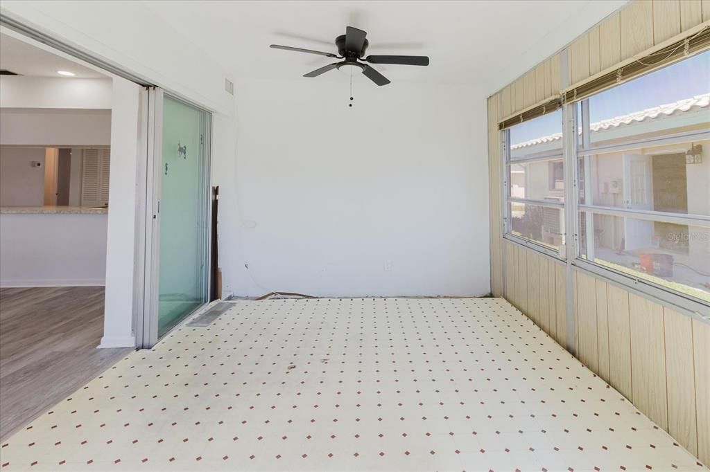 合同活跃: $196,000 (2 贝兹, 2 浴室, 1125 平方英尺)