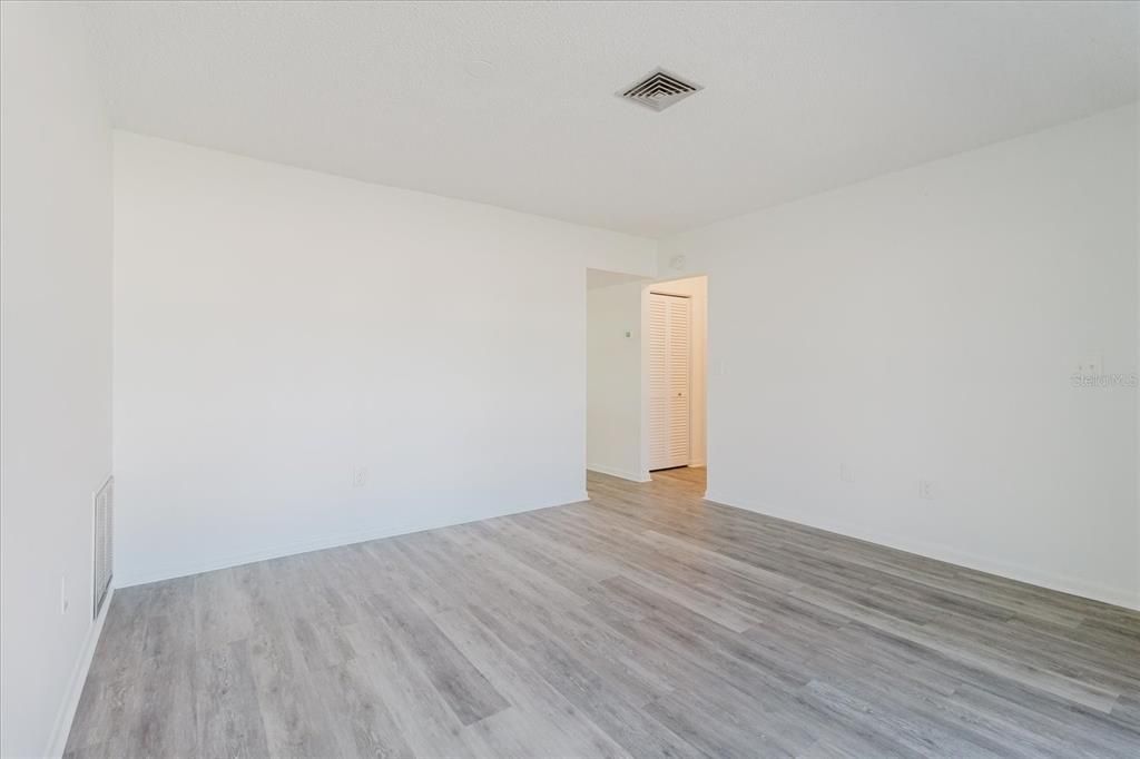 合同活跃: $196,000 (2 贝兹, 2 浴室, 1125 平方英尺)