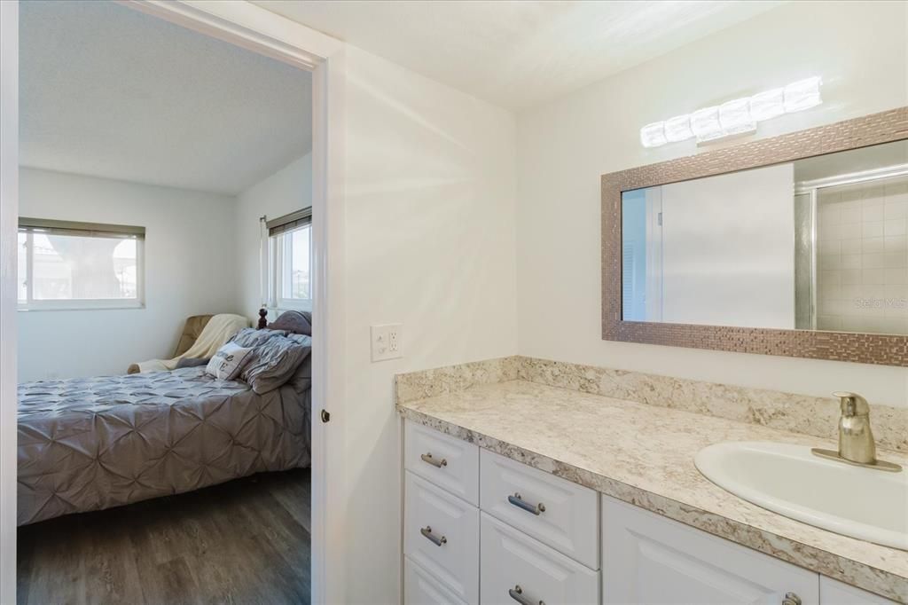 合同活跃: $196,000 (2 贝兹, 2 浴室, 1125 平方英尺)