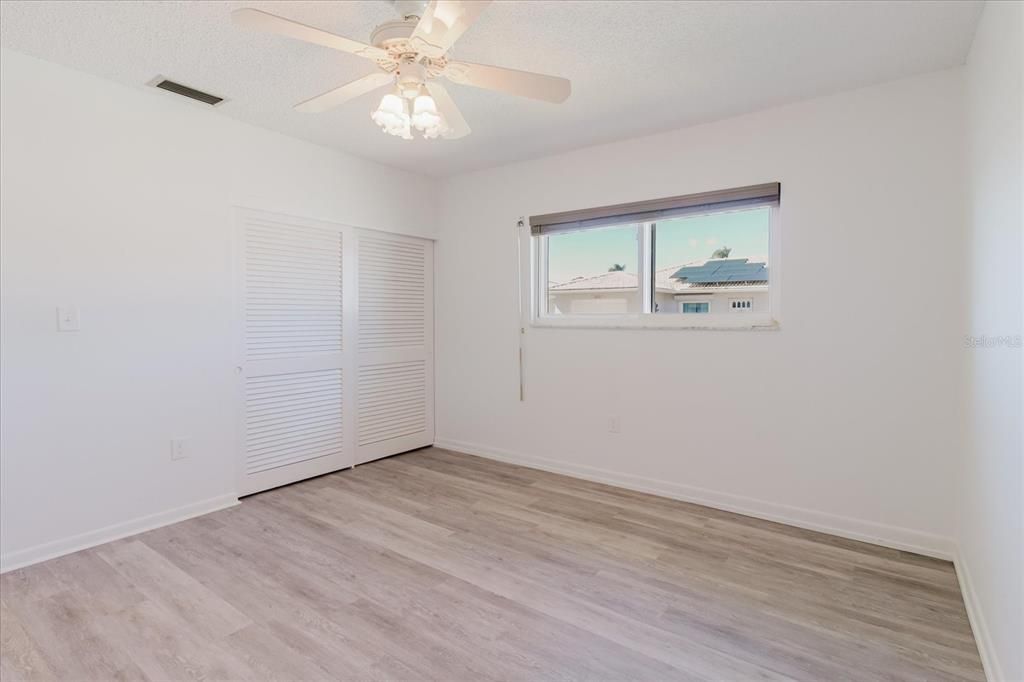 合同活跃: $196,000 (2 贝兹, 2 浴室, 1125 平方英尺)