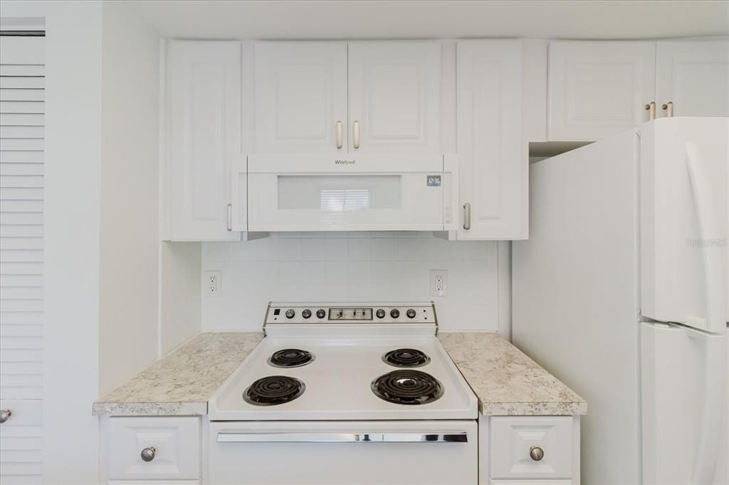 合同活跃: $196,000 (2 贝兹, 2 浴室, 1125 平方英尺)