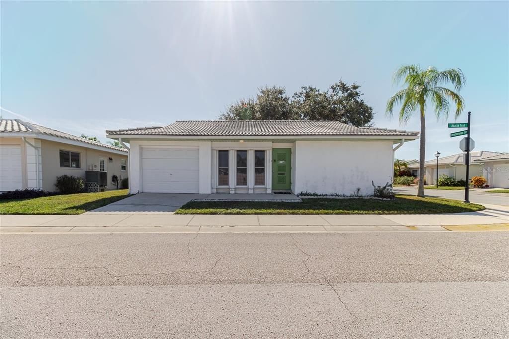 合同活跃: $196,000 (2 贝兹, 2 浴室, 1125 平方英尺)