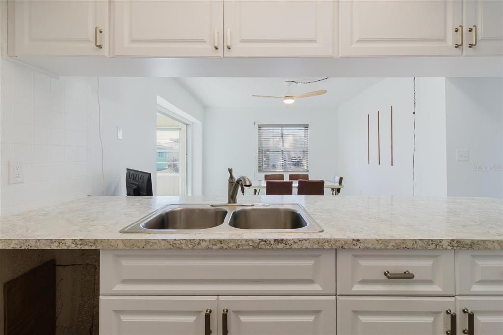 合同活跃: $196,000 (2 贝兹, 2 浴室, 1125 平方英尺)