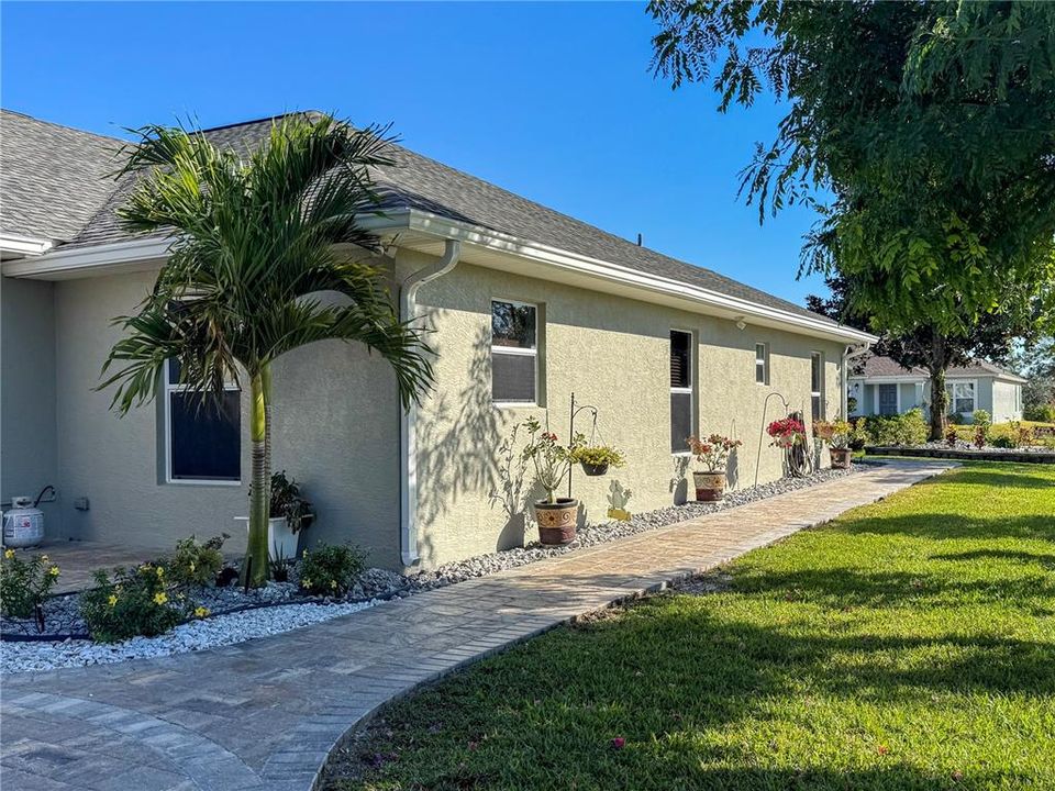 待售: $575,000 (4 贝兹, 3 浴室, 2216 平方英尺)