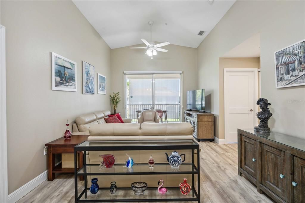 待售: $319,000 (2 贝兹, 2 浴室, 1147 平方英尺)