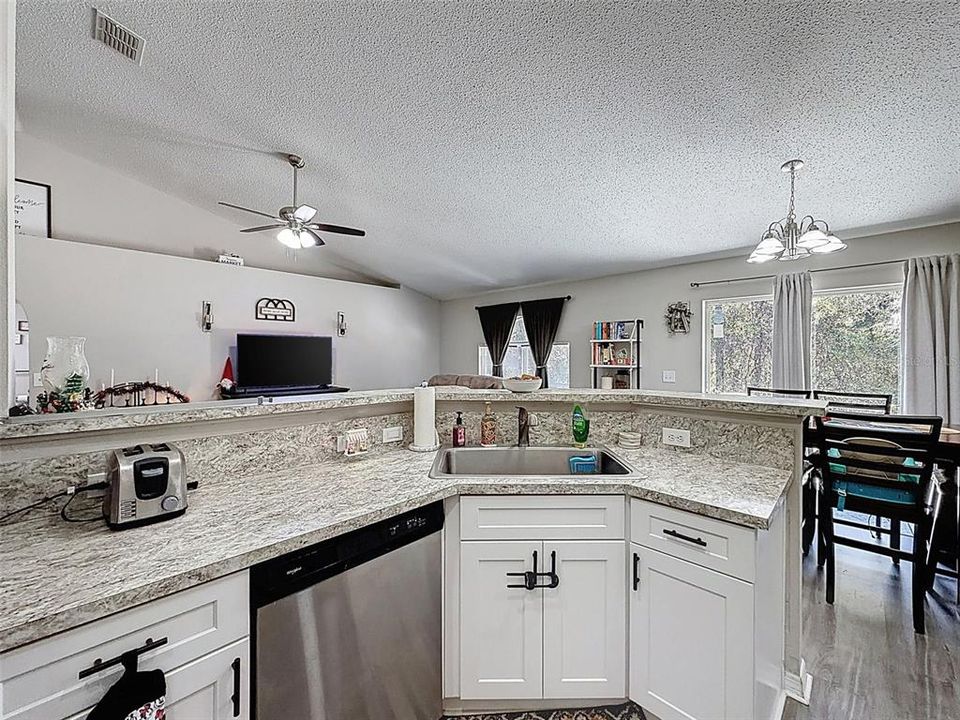 En Venta: $295,000 (3 camas, 2 baños, 1655 Pies cuadrados)