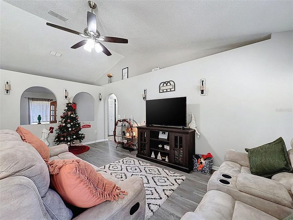 En Venta: $295,000 (3 camas, 2 baños, 1655 Pies cuadrados)