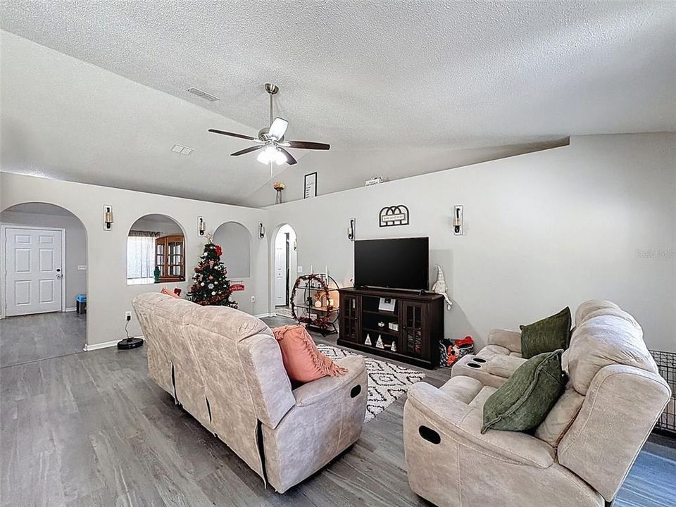 En Venta: $295,000 (3 camas, 2 baños, 1655 Pies cuadrados)