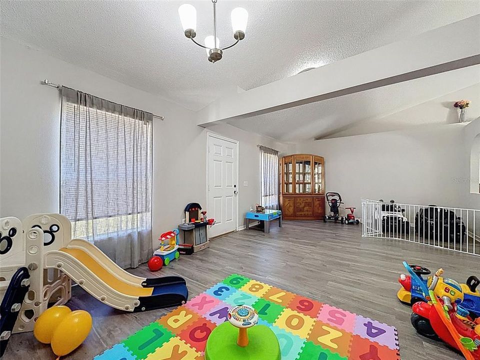 En Venta: $295,000 (3 camas, 2 baños, 1655 Pies cuadrados)