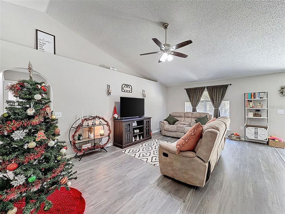 En Venta: $295,000 (3 camas, 2 baños, 1655 Pies cuadrados)