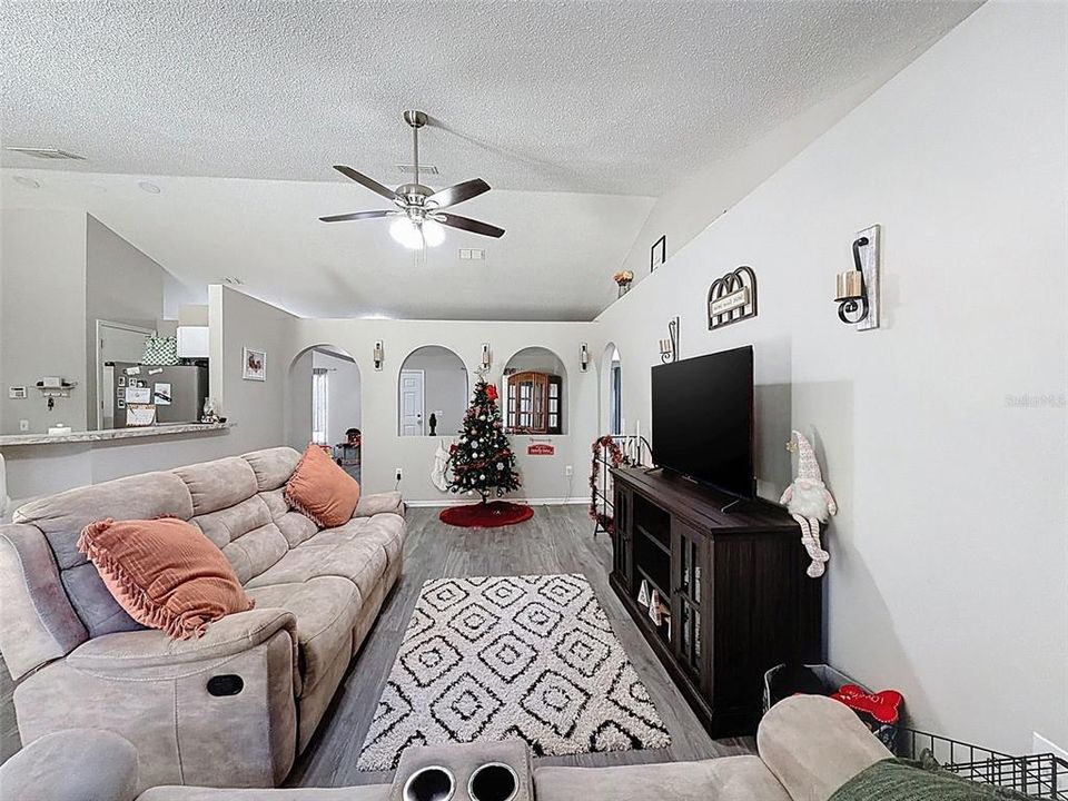 En Venta: $295,000 (3 camas, 2 baños, 1655 Pies cuadrados)