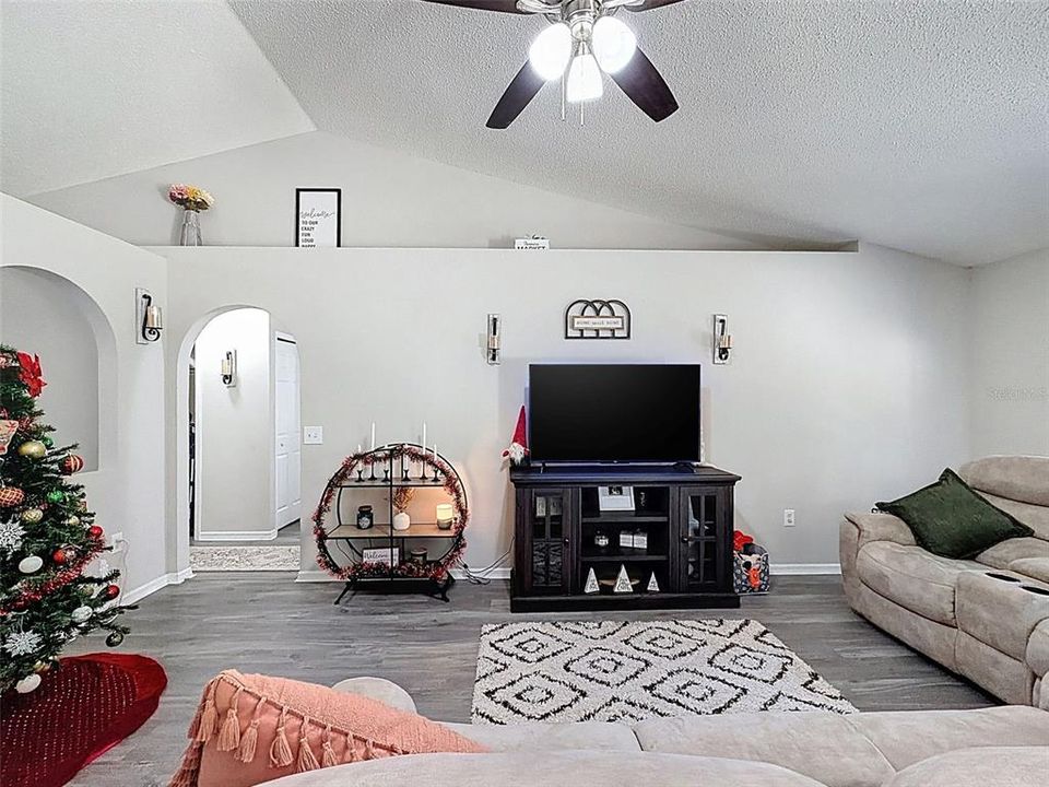 En Venta: $295,000 (3 camas, 2 baños, 1655 Pies cuadrados)