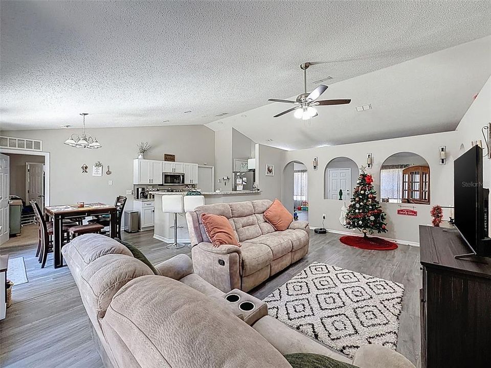 En Venta: $295,000 (3 camas, 2 baños, 1655 Pies cuadrados)