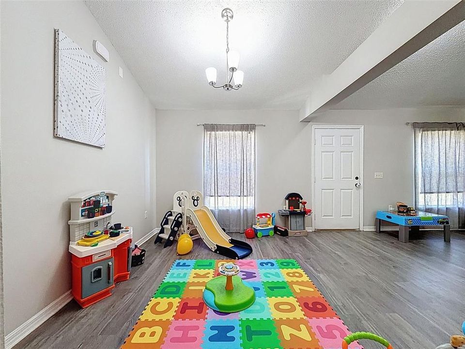 En Venta: $295,000 (3 camas, 2 baños, 1655 Pies cuadrados)