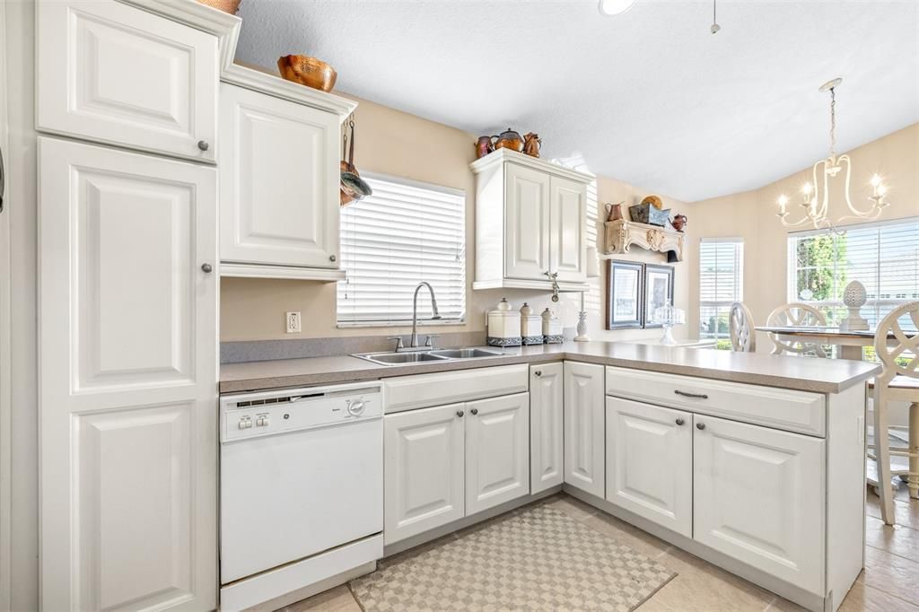Active With Contract: $279,900 (3 beds, 2 baths, 1622 Square Feet)