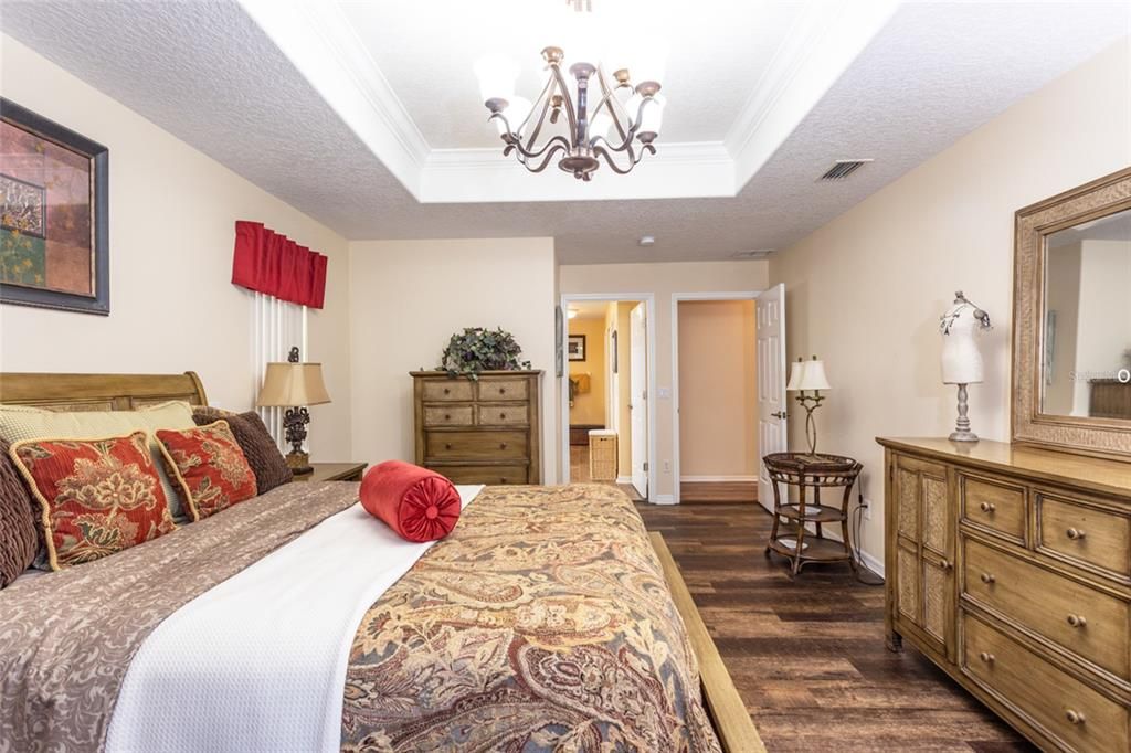 Active With Contract: $434,900 (3 beds, 2 baths, 2048 Square Feet)