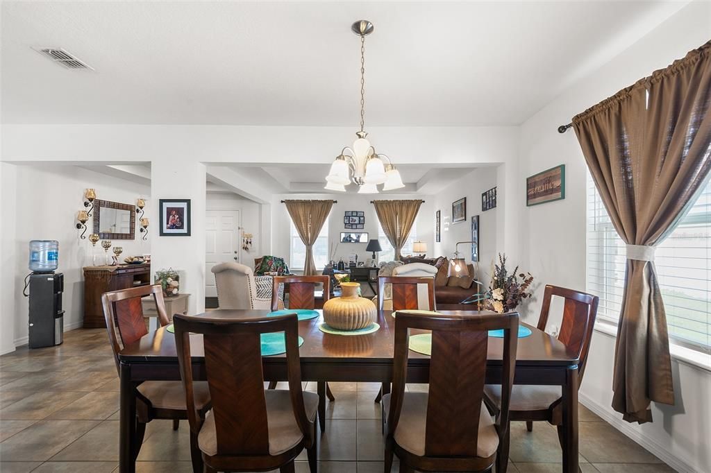 En Venta: $419,900 (4 camas, 3 baños, 2545 Pies cuadrados)