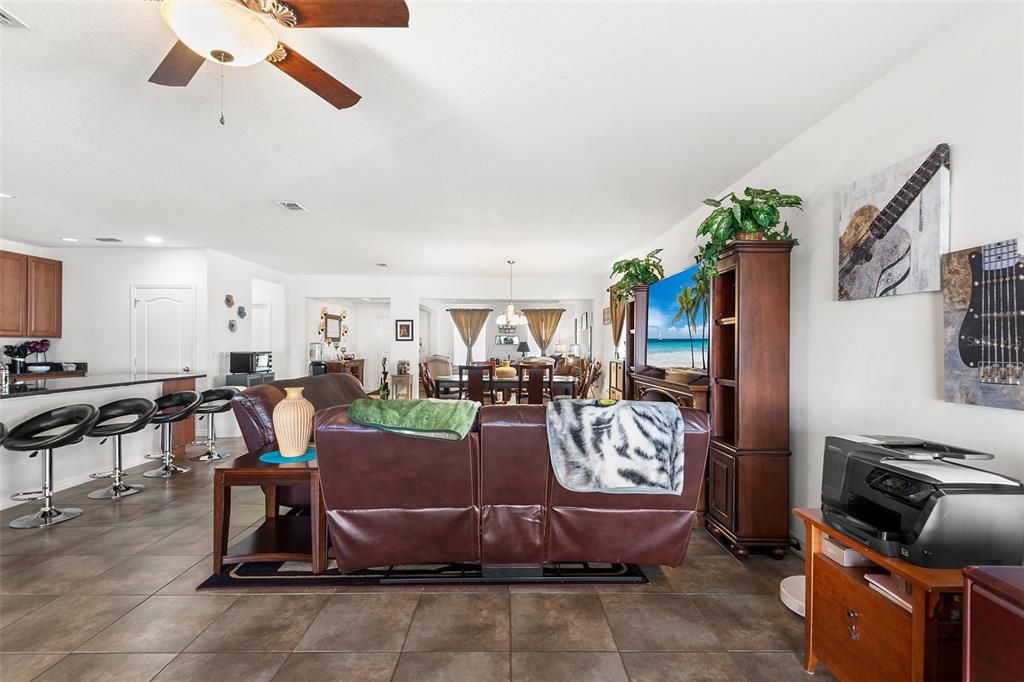 En Venta: $419,900 (4 camas, 3 baños, 2545 Pies cuadrados)