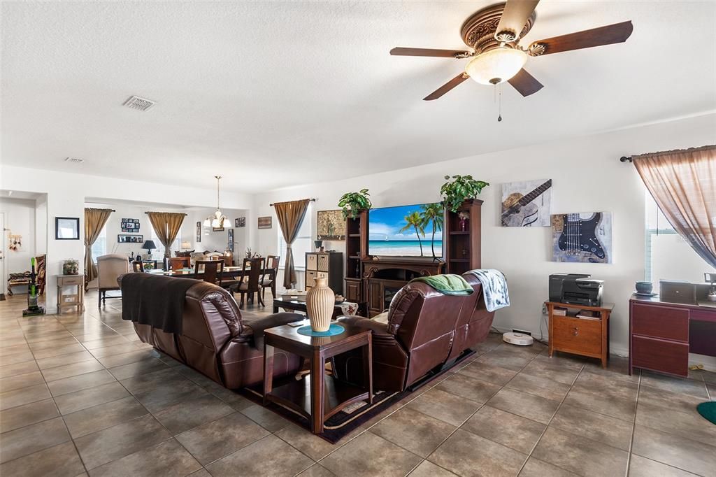 En Venta: $419,900 (4 camas, 3 baños, 2545 Pies cuadrados)