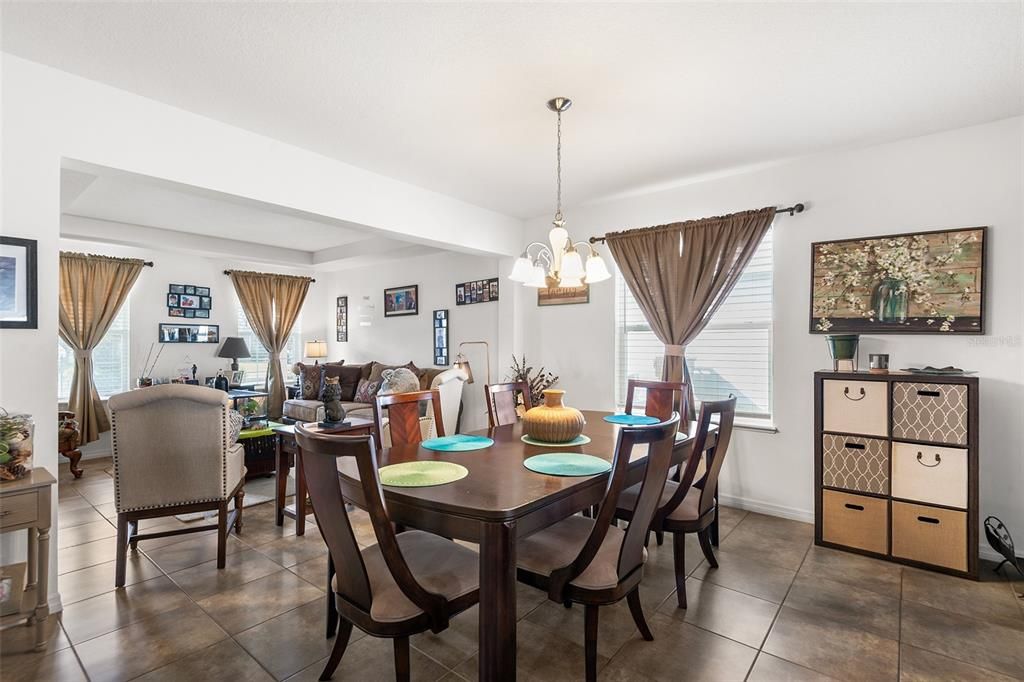 En Venta: $419,900 (4 camas, 3 baños, 2545 Pies cuadrados)