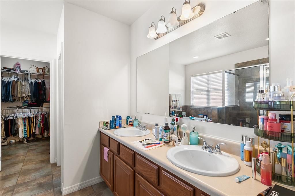 En Venta: $419,900 (4 camas, 3 baños, 2545 Pies cuadrados)