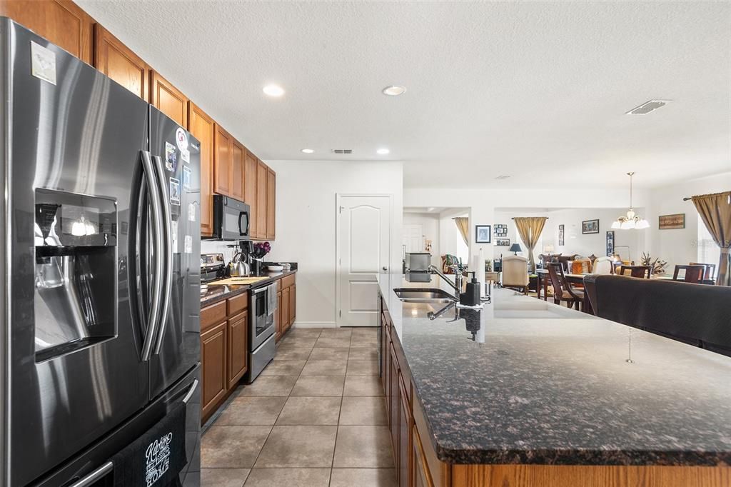 En Venta: $419,900 (4 camas, 3 baños, 2545 Pies cuadrados)