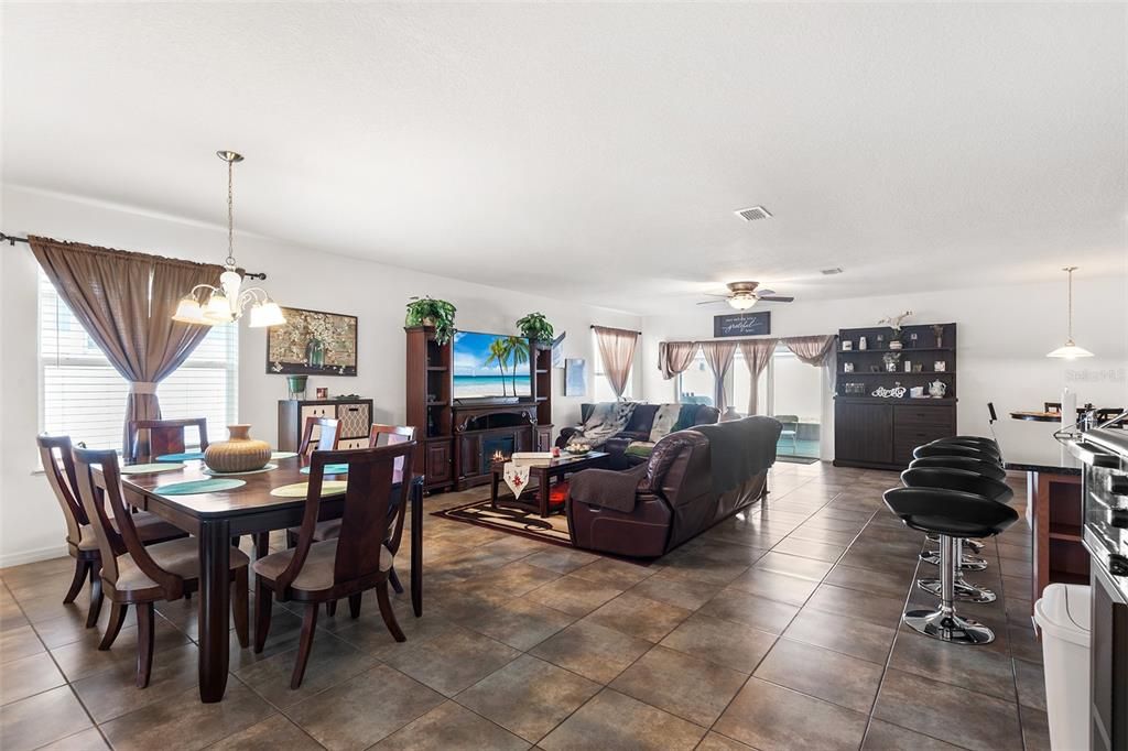 En Venta: $419,900 (4 camas, 3 baños, 2545 Pies cuadrados)