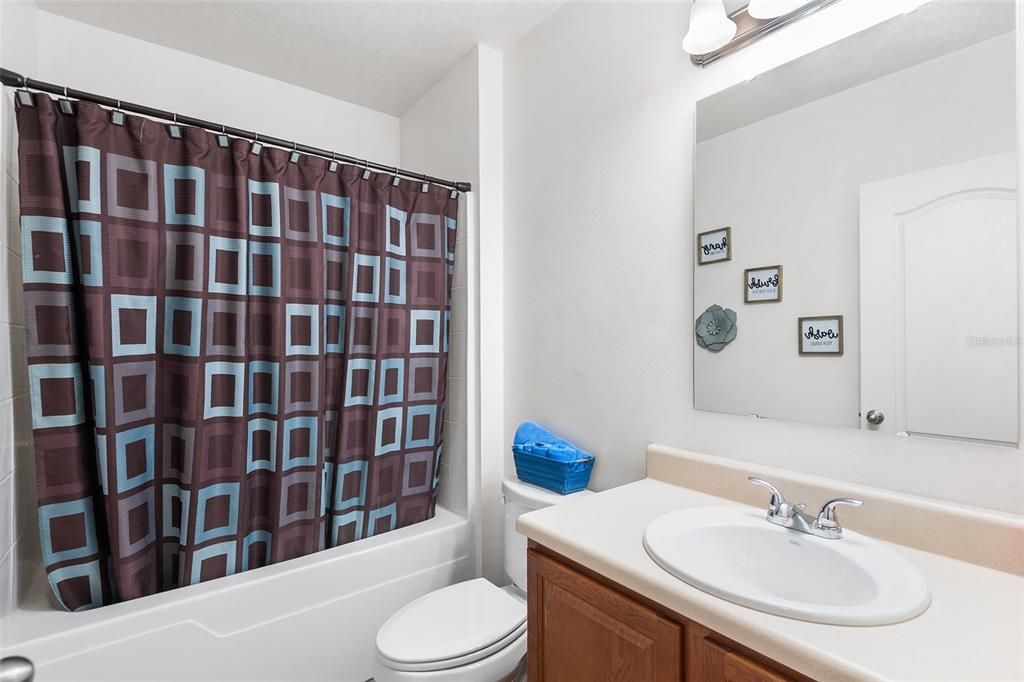 En Venta: $419,900 (4 camas, 3 baños, 2545 Pies cuadrados)