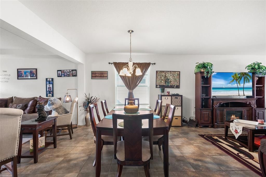 En Venta: $419,900 (4 camas, 3 baños, 2545 Pies cuadrados)