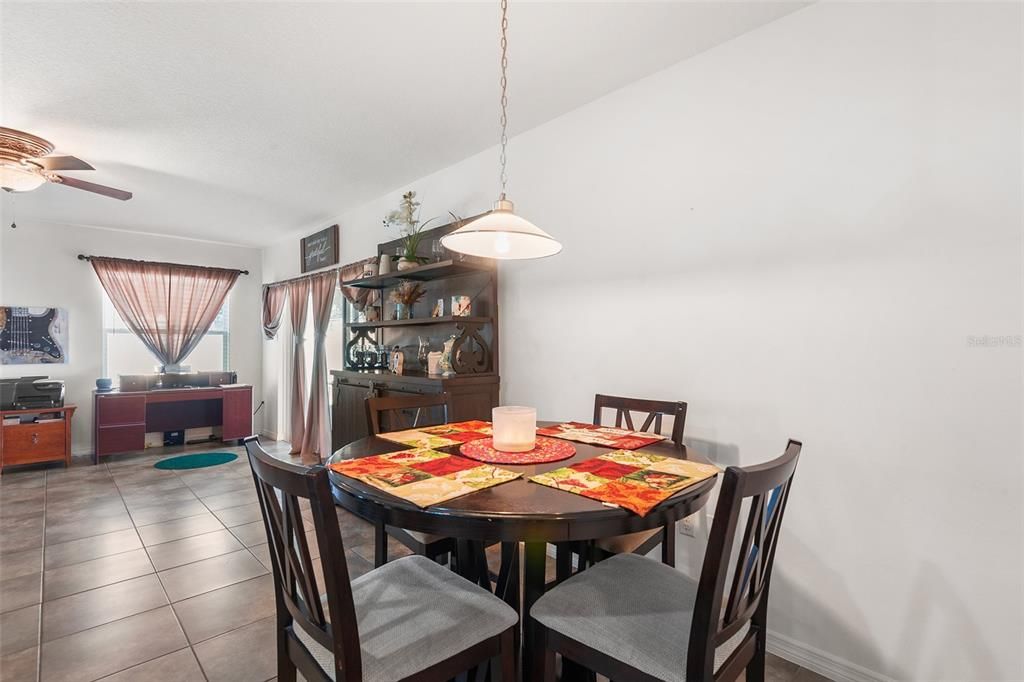 En Venta: $419,900 (4 camas, 3 baños, 2545 Pies cuadrados)