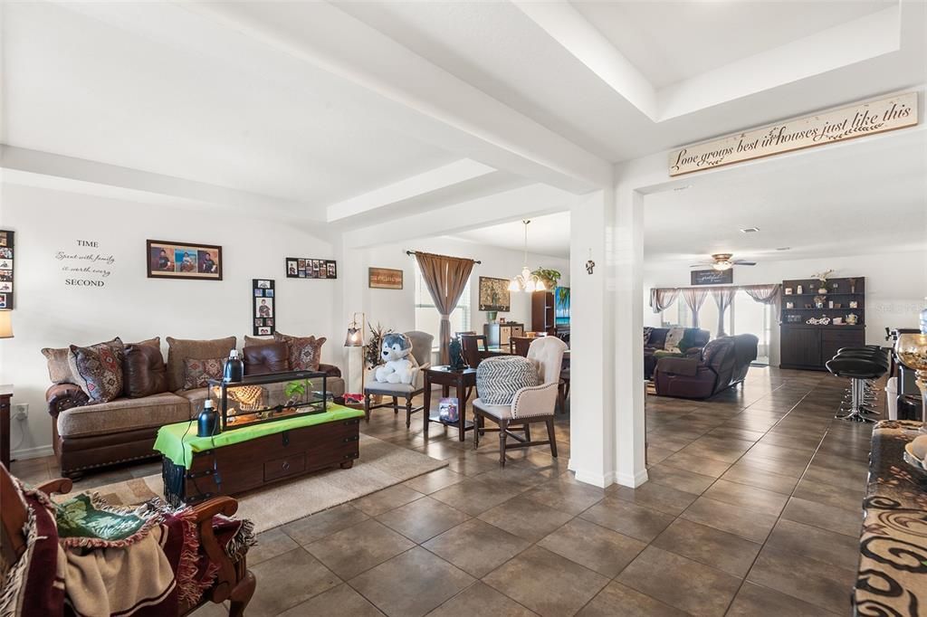 En Venta: $419,900 (4 camas, 3 baños, 2545 Pies cuadrados)