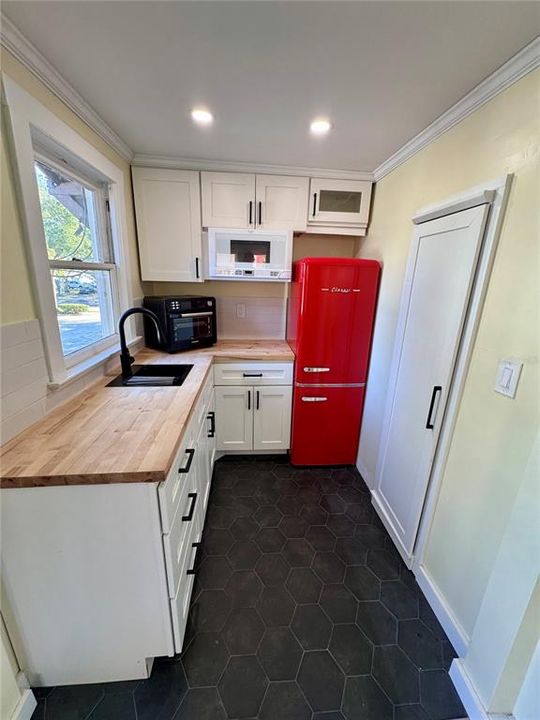 Active With Contract: $1,500 (1 beds, 1 baths, 600 Square Feet)