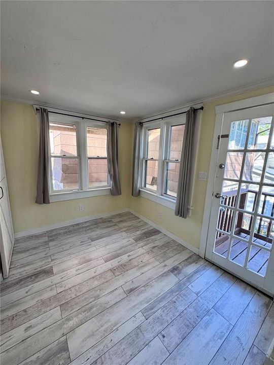 Active With Contract: $1,500 (1 beds, 1 baths, 600 Square Feet)