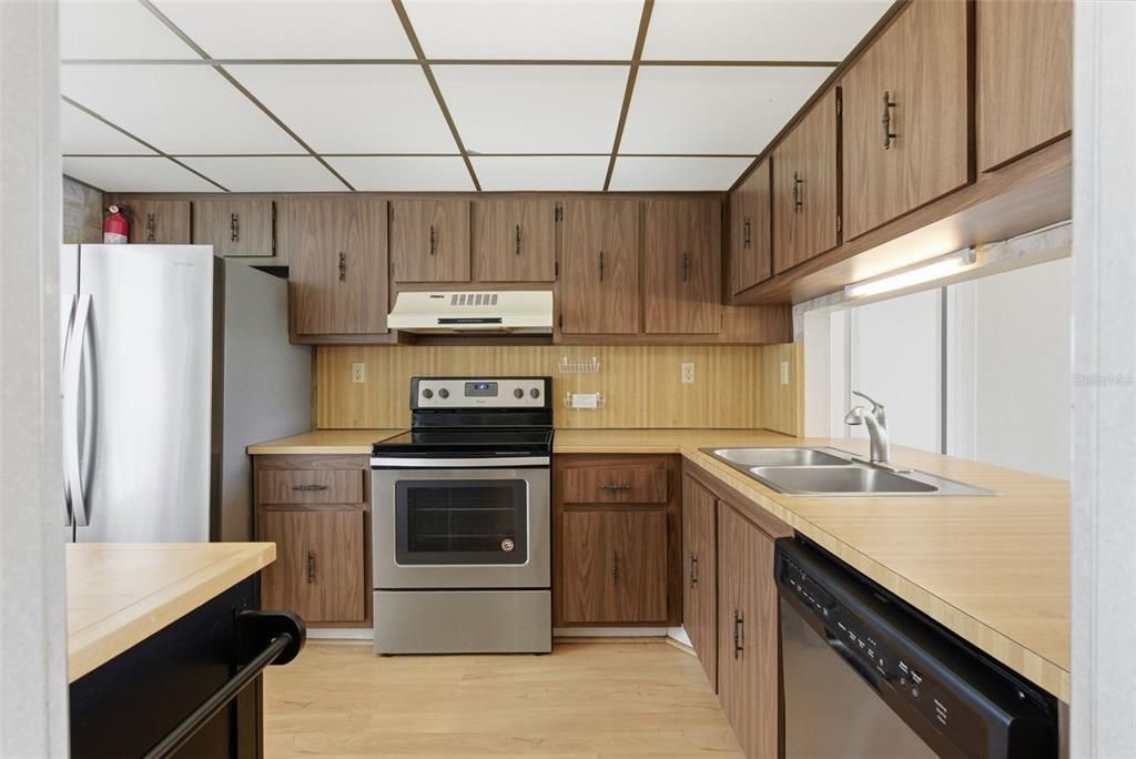 For Sale: $249,000 (2 beds, 2 baths, 890 Square Feet)