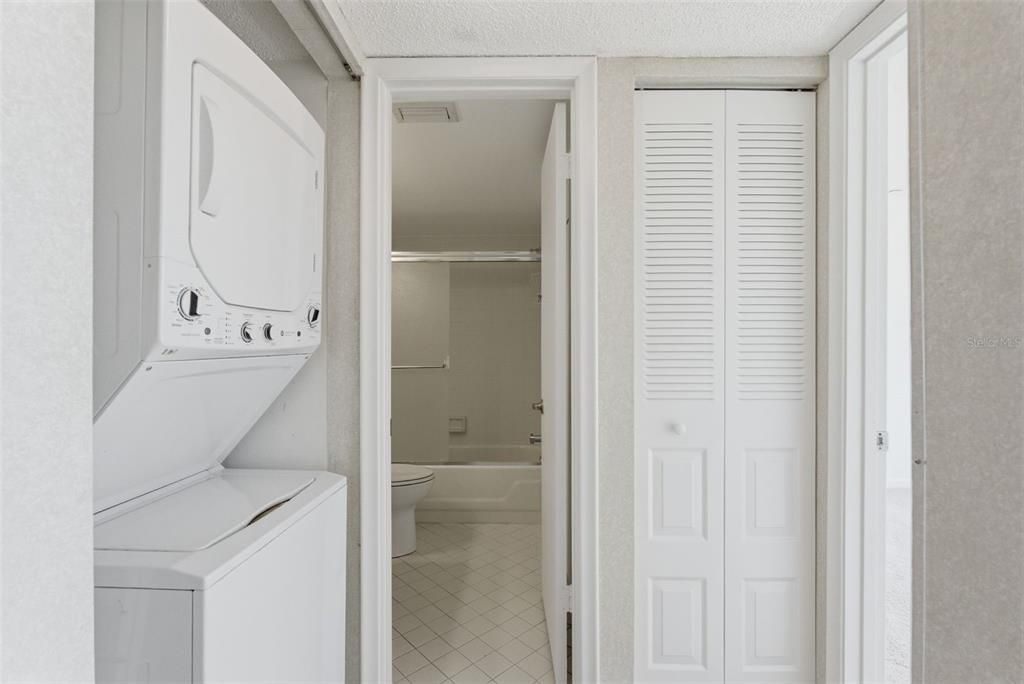 For Sale: $249,000 (2 beds, 2 baths, 890 Square Feet)