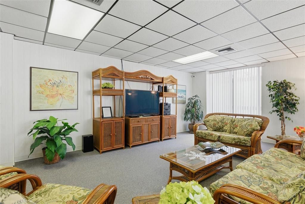 For Sale: $249,000 (2 beds, 2 baths, 890 Square Feet)