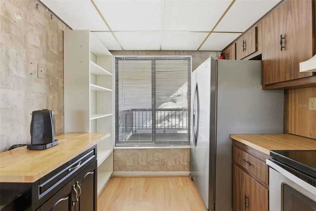 For Sale: $249,000 (2 beds, 2 baths, 890 Square Feet)