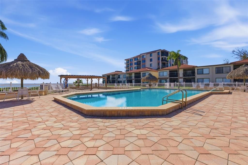 For Sale: $249,000 (2 beds, 2 baths, 890 Square Feet)